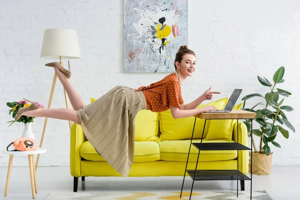 Elegante Mujer Joven Levitando Aire Señalando Con Dedo Computadora Portátil — Foto de Stock