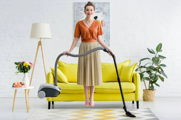 Elegante Sonriente Descalza Joven Mujer Levitando Aire Sosteniendo Aspiradora — Foto de Stock