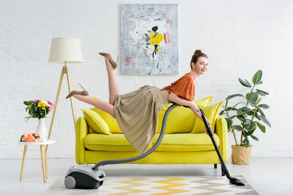 Elegante Mujer Joven Sonriente Levitando Aire Sosteniendo Aspiradora — Foto de Stock