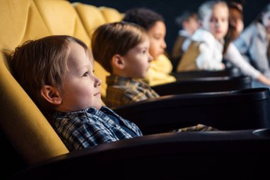 seçici odak sinema oturan ve birlikte film izlerken çok kültürlü arkadaşlar