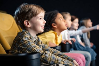 seçici odak çok kültürlü arkadaşlar sinemada film izlemek