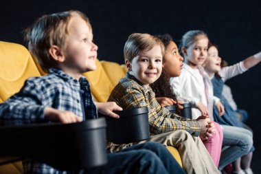 birlikte sinema film izlerken neşeli çok kültürlü arkadaşlar gülümseyen seçici odak