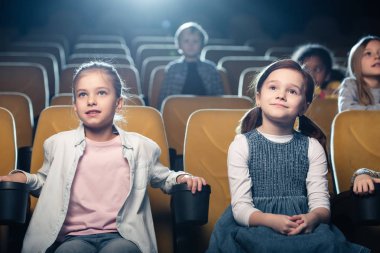 gülümseyen çocuklar çok kültürlü arkadaşları ile birlikte sinema film izlemek