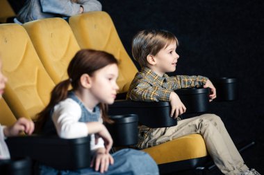 seçici odak iki arkadaş birlikte sinema film izlemek