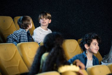 seçici odak çok kültürlü arkadaşlar birlikte sinema film izlemek