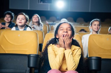 birlikte sinema film izlerken neşeli çok kültürlü arkadaşlar