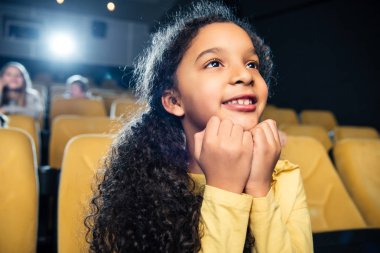 Sinema film izlemek çok güzel Afro-Amerikan çocuk seçici odak