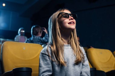sevimli sarışın gülümseyen çocuk sinema film izlerken 3d gözlük 