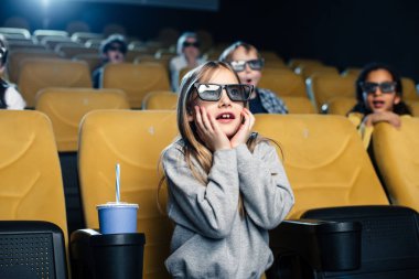 3d gözlük film sinemada izlerken çok kültürlü arkadaşlar 