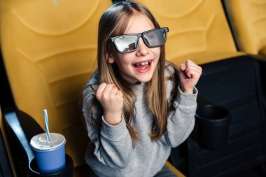 duygusal çocuk 3d gözlük film sinemada izlerken heyecanlı 