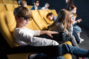 3d gözlük sinema rahat koltuklarda oturan çok kültürlü arkadaşlar