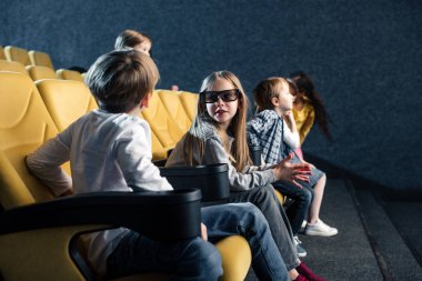 çok kültürlü arkadaşlar sinema oturan ve film izlerken 3d gözlük