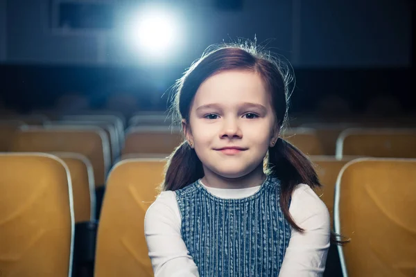 Χαριτωμένο Μελαχρινή Παιδί Κάθεται Στο Σινεμά Και Βλέπουν Φωτογραφική Μηχανή — Φωτογραφία Αρχείου