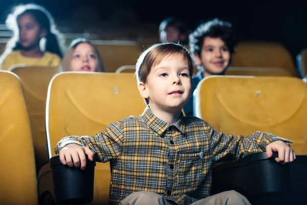 Concentrado Chico Viendo Película Cine Junto Con Multicultural Amigos — Foto de Stock