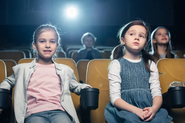 Schattige Kinderen Zitten Een Bioscoop Samen Met Vrienden Kijken Naar — Stockfoto