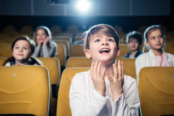 Rozbawiony Emocjonalne Chłopiec Oglądania Filmu Wraz Przyjaciółmi Wielokulturowe — Zdjęcie stockowe