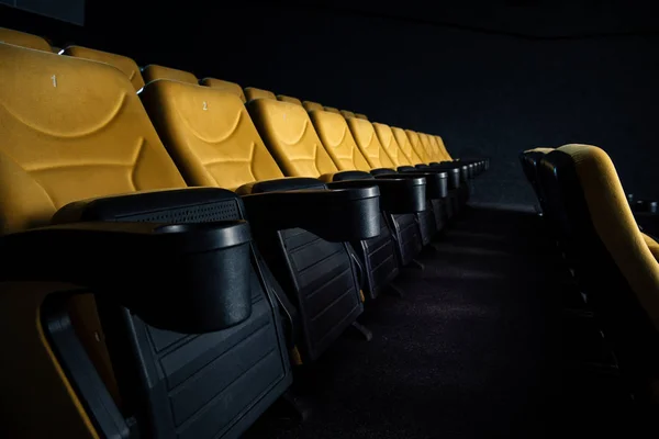 Enfoque Selectivo Los Asientos Naranja Con Portavasos Sala Cine —  Fotos de Stock