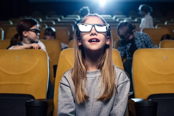 Urocze Dziecko Okulary Oglądania Filmu Kinie Wraz Przyjaciółmi — Zdjęcie stockowe