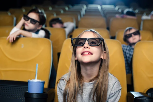 Lächelndes Blondes Kind Brille Sitzt Neben Pappbecher Und Schaut Filme — Stockfoto