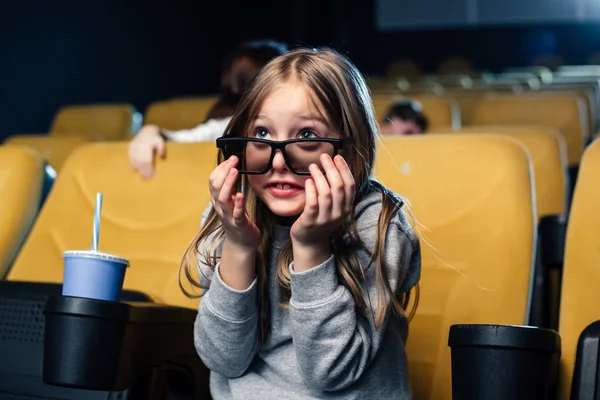 Keresi Film Moziban Szemüveg Aranyos Ijedt Gyermek — Stock Fotó