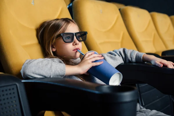 Entzückendes Kind Brille Sitzt Kino Und Trinkt Aus Pappbecher — Stockfoto
