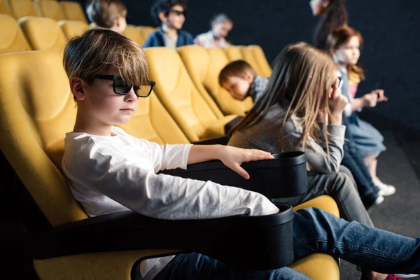 映画館で快適な座席に座っている メガネで多文化の友人 — ストック写真