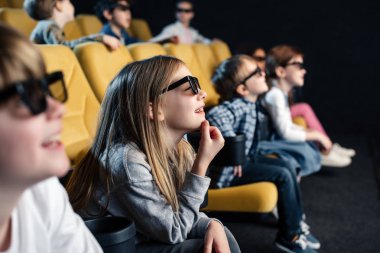 3d gözlük film izlerken arkadaşlar gülümseyen seçici odak