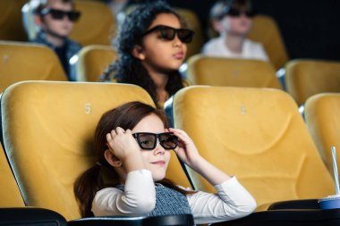 seçici odak içinde 3d gözlük film sinemada izlerken çok kültürlü arkadaşlar