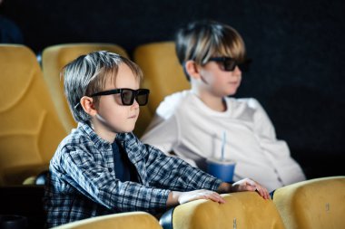 şirin çocuklarla birlikte sinema film izlerken seçici odak