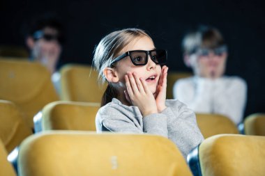 film izlerken yüzündeki seçici odak endişeli çocuk 3d gözlük tutan eller