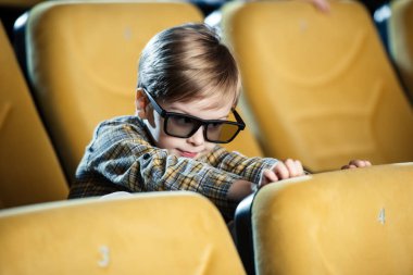 gülümseyen yakışıklı konforlu sinema koltuğuna oturan 3d gözlük 