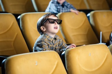 3d gözlük sinema film izlemek çok güzel özenli çocuk