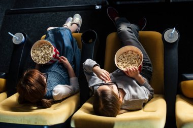 patlamış mısır yemek ve sinema film izlerken arkadaşlar Üstten Görünüm
