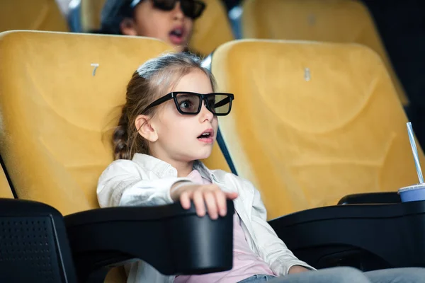 Selektiver Fokus Überraschter Multikultureller Freunde Brillen Die Gemeinsam Einen Film — Stockfoto