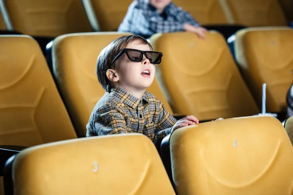 Bedårande Uppmärksam Pojke Glasögon Ser Film Bio — Stockfoto