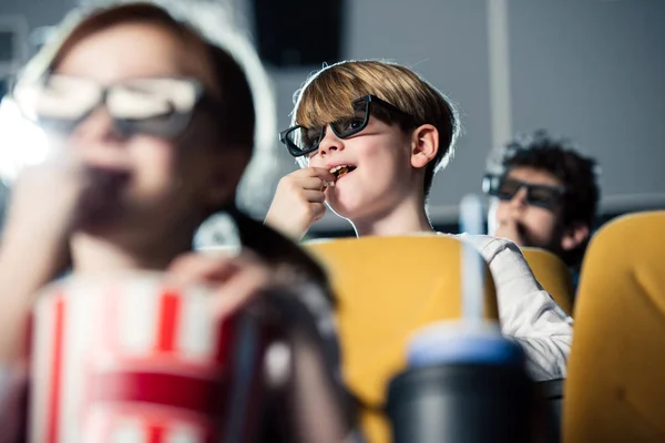 Szelektív Összpontosít Multikulturális Gyermek Pattogatott Kukoricát Eszik Film Moziban — Stock Fotó