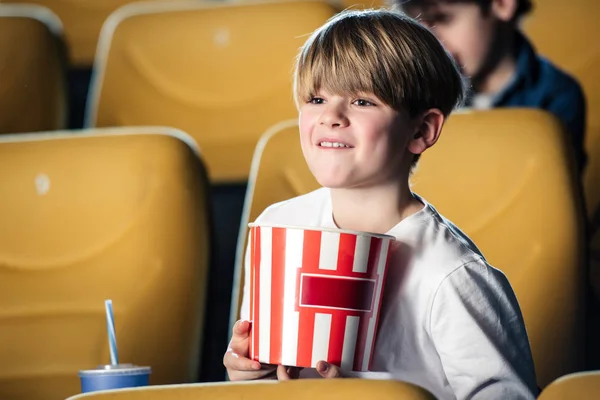 Aranyos Mosolygós Fiú Gazdaság Meztelen Papírpohár Mozi Film Nézése Közben — Stock Fotó