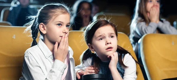 Panoramaaufnahme Von Niedlichen Besorgten Kindern Die Film Schauen Und Die — Stockfoto