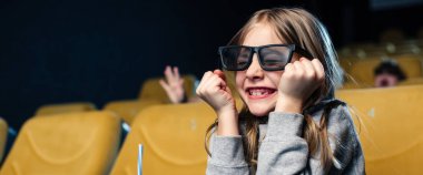 3d gözlük film sinemada izlerken çıktıktan çocuk panoramik çekim