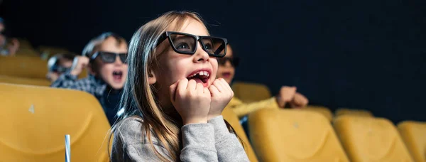 Panoramaaufnahme Aufgeregter Multikultureller Freunde Brille Die Gemeinsam Einen Film Ansehen — Stockfoto