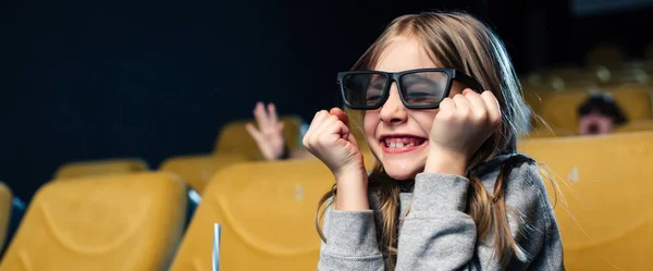 Tiro Panorâmico Criança Abandonada Óculos Assistindo Filme Cinema — Fotografia de Stock