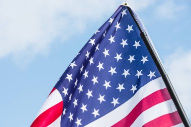 bulutlar ile gökyüzüne karşı yıldız ve çizgiler ile Amerikan bayrağı 