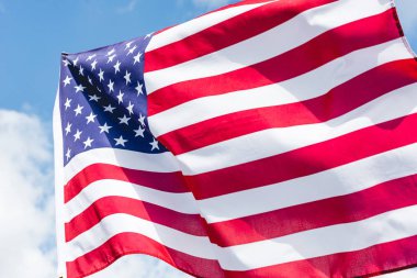 yıldız ve mavi gökyüzü karşı çizgiler ile USA bayrağı