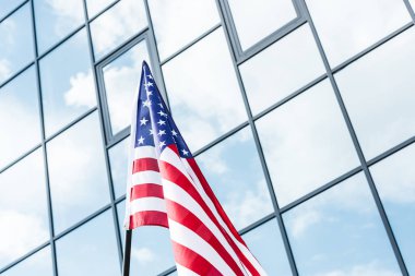 yıldız ve çizgili cam pencereleri ile bina yakınında Amerika bayrağı