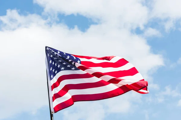 Lage Hoekmening Van Vlag Met Sterren Strepen Tegen Blauwe Hemel — Stockfoto