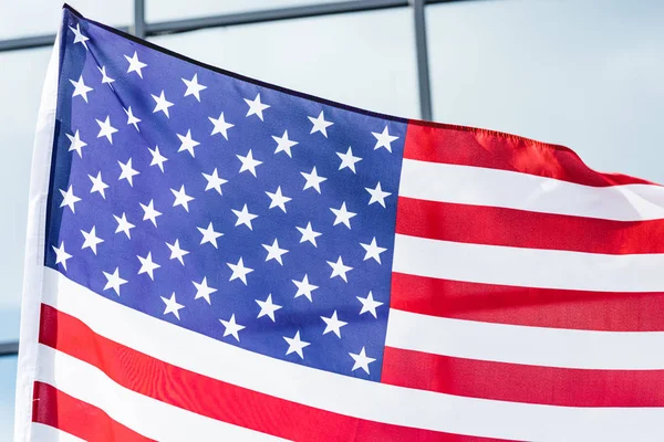 Közelről Csillagok Csíkok Amerika Zászlaja Közelében Épület Val Windows — Stock Fotó