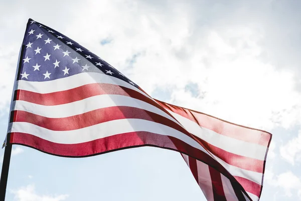 Bajo Ángulo Visión Bandera Nacional Americana Con Estrellas Rayas Contra — Foto de Stock