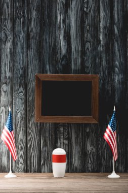 külleri ve Amerikan bayrakları ile cenaze urn yakın boş siyah tahta