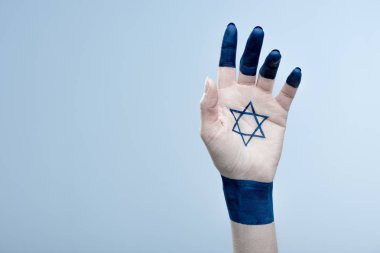 mavi üzerinde izole David Ulusal yıldızı ile kadın el kırpılmış görünümü