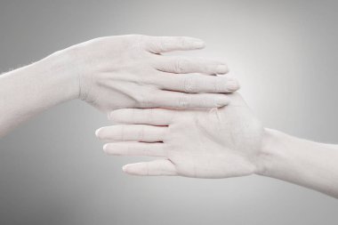 gri beyaz boyalı kadın elleri kırpılmış görünümü 